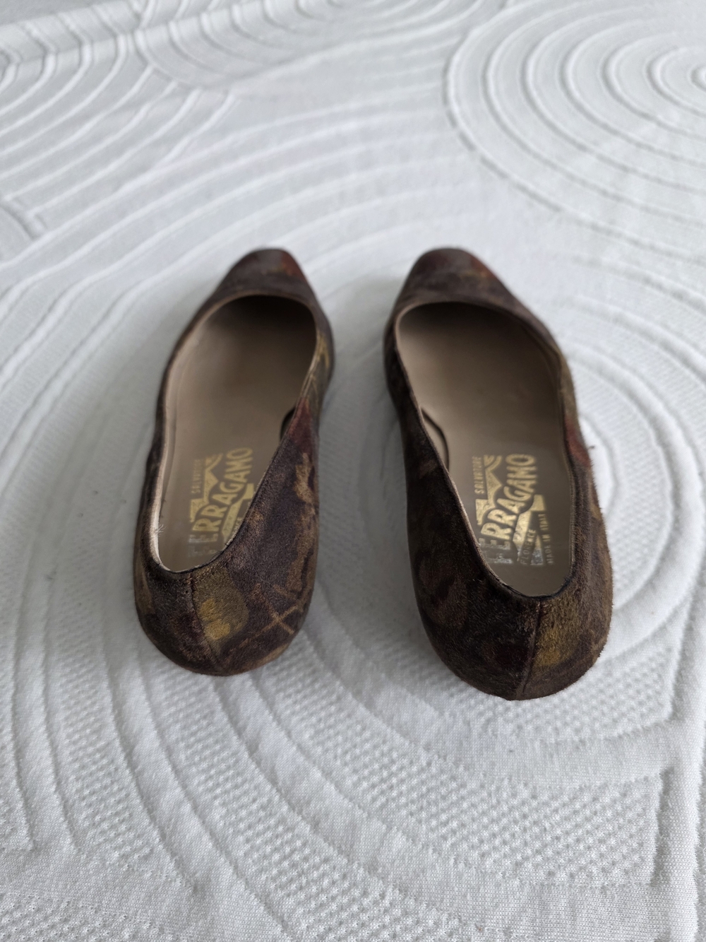 Salvatore Ferragamo Brown Suede Pointed-Toe Women’s Pumps - Picture 4 of 7